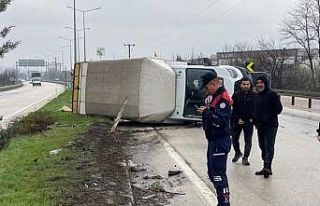 Bursa’da kontrolden çıkan kamyonet yan yattı:...