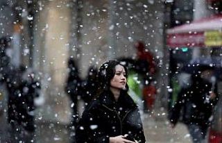 Bursa’da şehir merkezinde kar sevinci