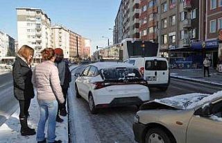 Buzlanan yollar kazaya sebep oldu