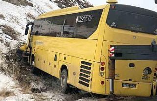 Buzlanma nedeniyle kaza yapan otobüs, dağlık alana...