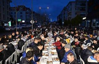 Cadde kapatıldı, 2 bin kişi birlikte iftar yaptı