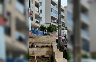 Cam silerken balkondan düşen kadın öldü