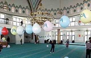 Cami, çocuklar için balonlarla süslendi