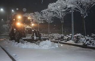 Canik Belediyesi ekiplerinden kar yağışına anında...