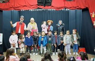 Canik’te miniklerin tiyatro sevinci