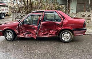 Çarpışan otomobillerden biri duvara çarparak durabildi:...