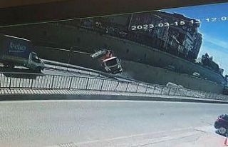 Çekmeköy’de çöp kamyonu devrildi: 2 yaralı