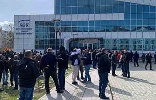 Çerkezköy’de EYT’liler SGK’ya akın etti