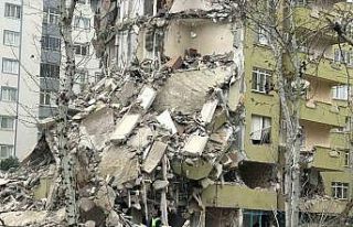 Ceyhan’da ağır hasarlı yapıların yıkımı...