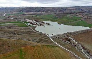 Çiftçinin ekinleri gibi hayalleri de sular altında...