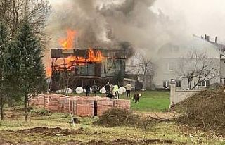 Çıkan yangında odunluk ve ahır alevlere teslim...