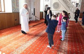 Çocuk sesleri camide yankılandı