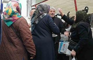 Çocukları ağlayınca meydan dayağı yemekten kurtuldu