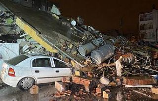 Çöken 4 katlı ağır hasarlı binada arama kurtarma...