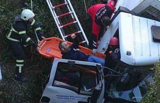 Çöp kamyonu uçurumda asılı kaldı: 3 yaralı