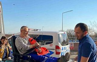 Çöp kamyonundan düşen belediye işçisi yaralandı