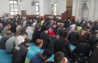 Cuma namazı için hasar almayan camilere akın ettiler