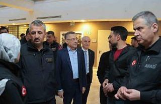 Cumhurbaşkanı Yardımcısı Oktay, AFAD personeliyle...