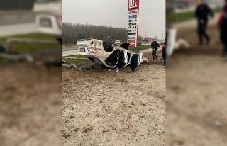 D-650’de takla atan lüks otomobil hurdaya döndü:...