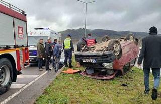 D-650’de takla atan otomobilde sıkışan kadın...