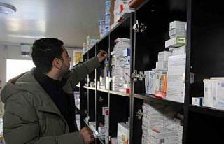 Defne’deki sahra eczanesinde depremzedelerin ilaç...