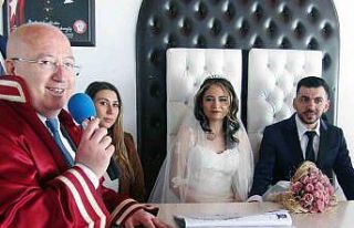 Deprem acılarını unutup, mutluluğa evet dediler