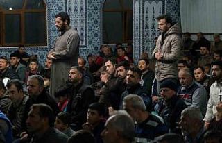 Deprem bölgesi Hatay’da ilk teravih namazı kılındı