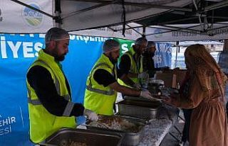 Deprem bölgesinde binlerce depremzedeye yemek ulaştırıyorlar