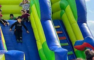 Deprem bölgesinde çocuklara oyun alanı