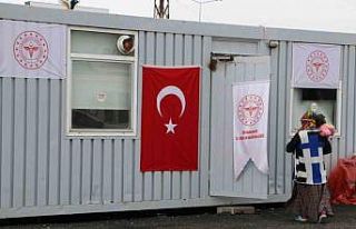 Deprem bölgesinde sağlıkçılar Tıp Bayramını...