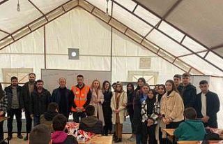 Deprem bölgesinde sınava hazırlanan arkadaşlarını...