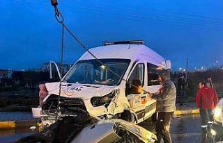 Deprem bölgesine giden AFAD aracı kaza yaptı: 1...