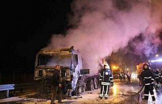 Deprem bölgesine iş makinası taşıyan tır alevlere...