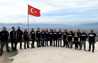 Deprem şehitleri 380 metre yüksekte anıldı