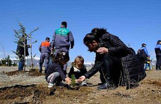 Deprem şehitleri anısına fidanlar toprakla buluştu