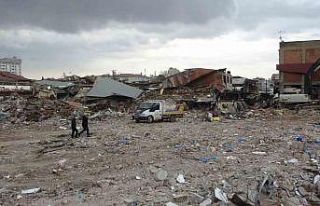 Depremde enkaza dönenen tarihi çarşının esnafı...