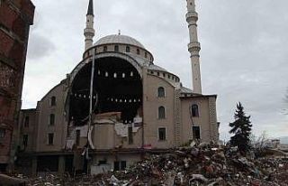 Depremde hasar alan camiyi gören bir daha bakıyor