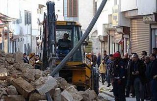 Depremde hasar gören bin 500 yıllık caminin duvarı...