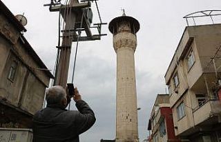 Depremde hasar gören cami minaresi mahalleliyi tedirgin...