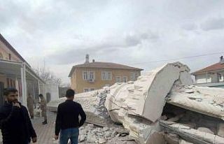 Depremde hasar gören caminin minaresi kontrollü...