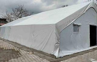 Depremde hasar gören Hacılar Merkez Camii, cemaatini...