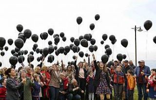 Depremde hayatını kaybedenler anısına siyah balon...