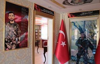 Depremde şehidin anı odasında tablo dahi düşmemiş