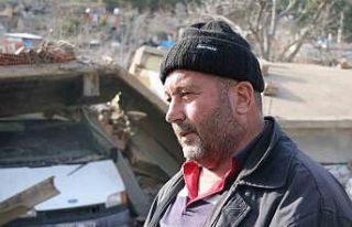 Depremde yıkılan evden betonları tutan traktör...