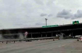 Depremde zarar gören otoyol gişelerinin beton blokları...