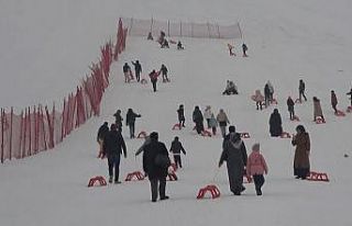 Depremden etkilenen çocuklar kızaklarla kayarak...