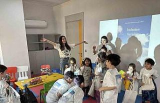 Depremden etkilenen farklı yaş gruplarından çocuklar...