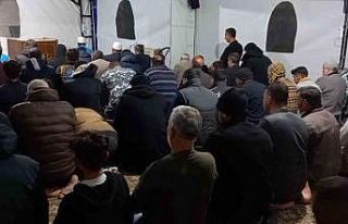 Depremden etkilenen Osmaniye’de ilk teravih namazı...