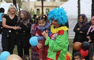 Depremin çocuklarını palyaçolar güldürdü