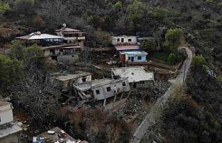 Depremin yıkamadığını dağdan kopan kayalar yıktı